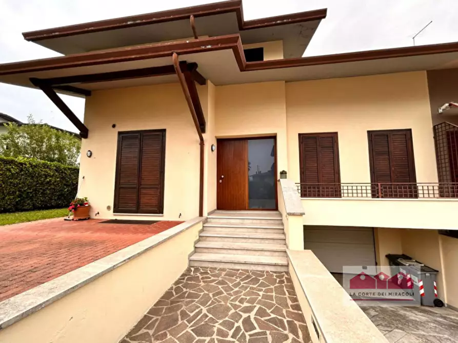 Immagine 1 di Casa bifamiliare in affitto  in Via delle Rose a Caldogno