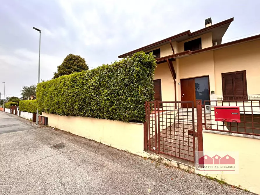 Immagine 2 di Casa bifamiliare in affitto  in Via delle Rose a Caldogno