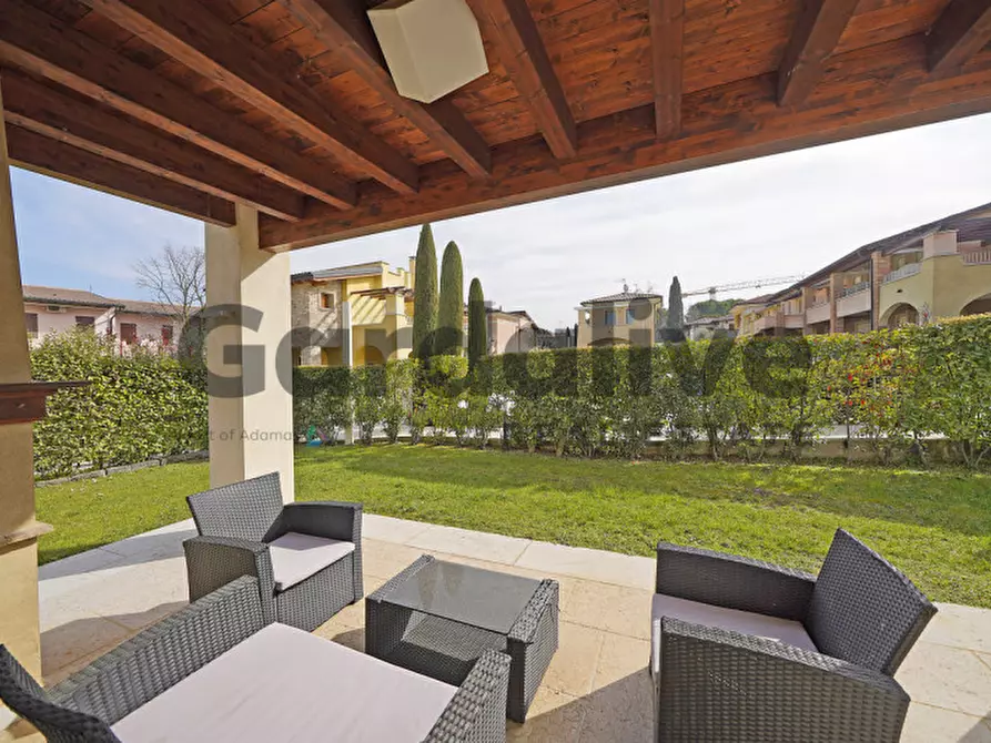 Immagine 1 di Villa in vendita  a Manerba Del Garda