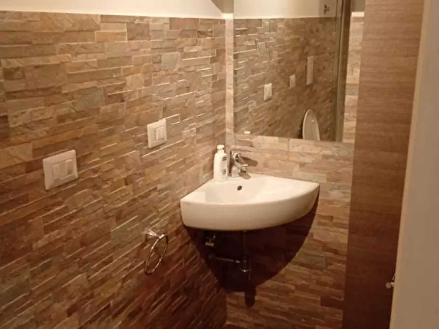 Immagine 7 di Appartamento in affitto  in Via Toledo 300 a Napoli