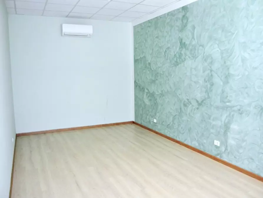 Immagine 8 di Negozio in vendita  a Loro Ciuffenna