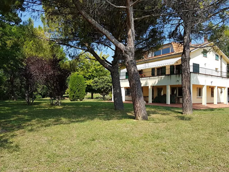 Immagine 1 di Villa in vendita  in strada della Pieve a Pesaro