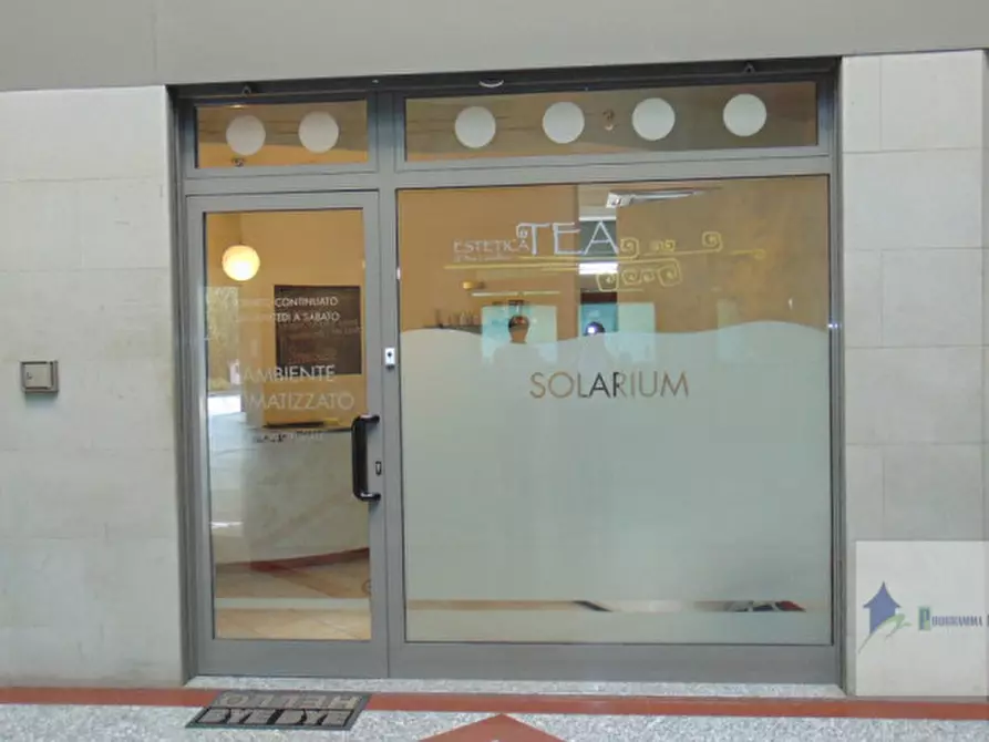 Immagine 1 di Negozio in vendita  in Piazza San Francesco 1 a Turbigo