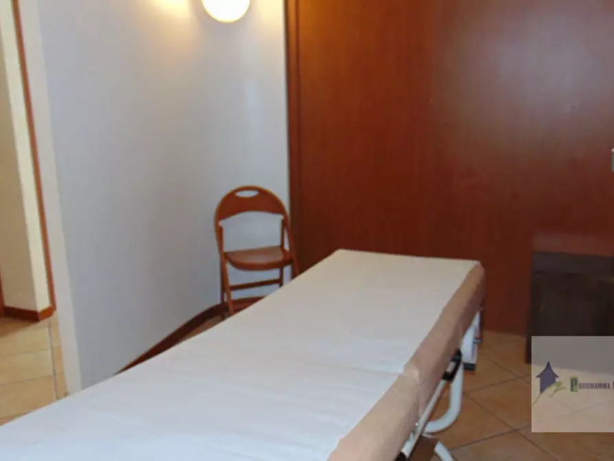 Immagine 12 di Negozio in vendita  in Piazza San Francesco 1 a Turbigo
