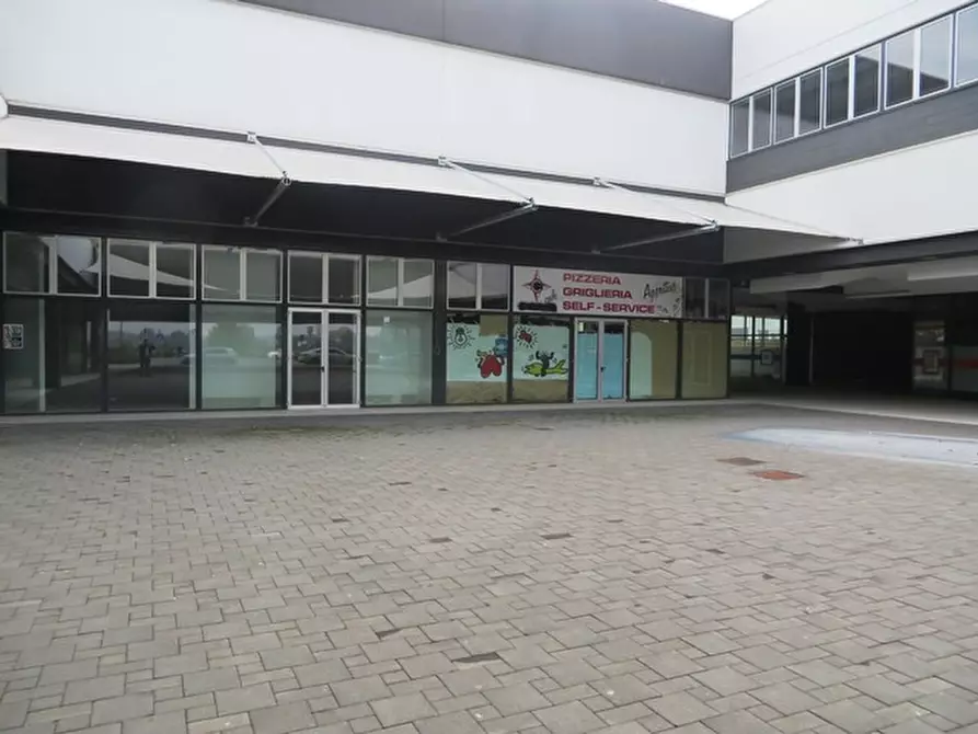 Immagine 3 di Negozio in vendita  in via Emilio Lepido a Parma