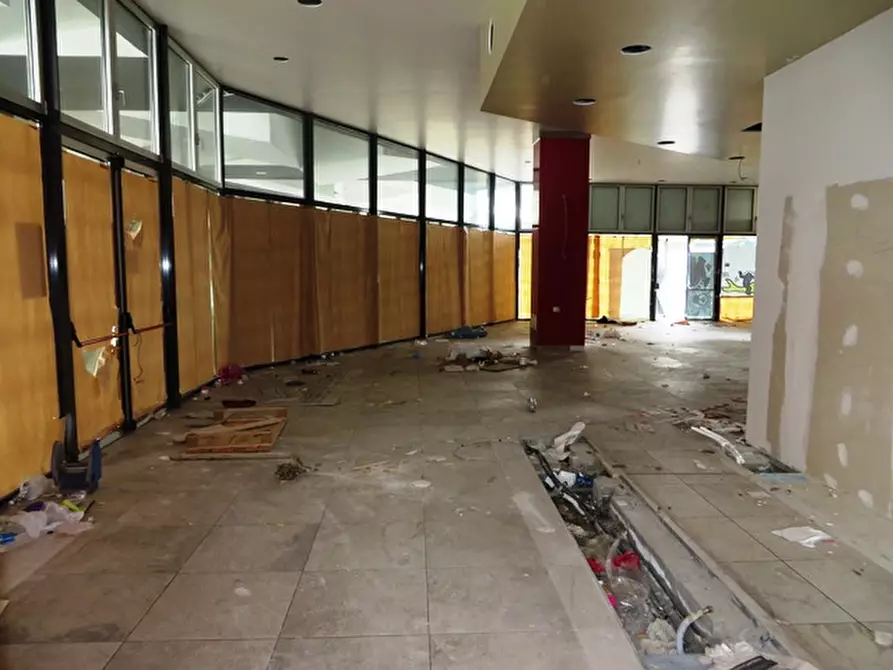 Immagine 10 di Negozio in vendita  in via Emilio Lepido a Parma