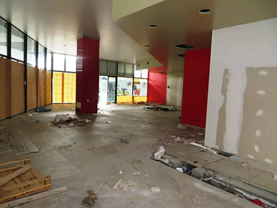 Immagine 11 di Negozio in vendita  in via Emilio Lepido a Parma