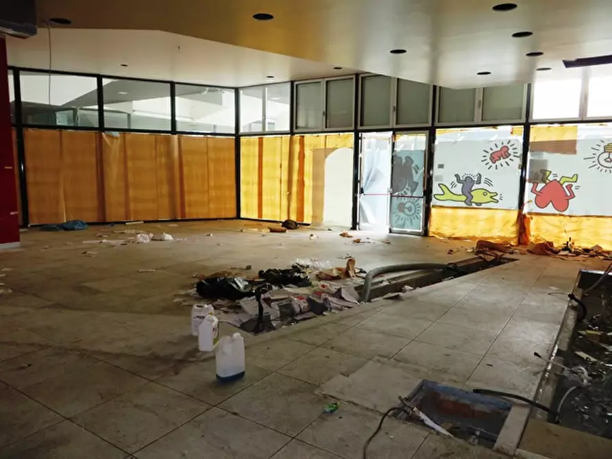 Immagine 12 di Negozio in vendita  in via Emilio Lepido a Parma