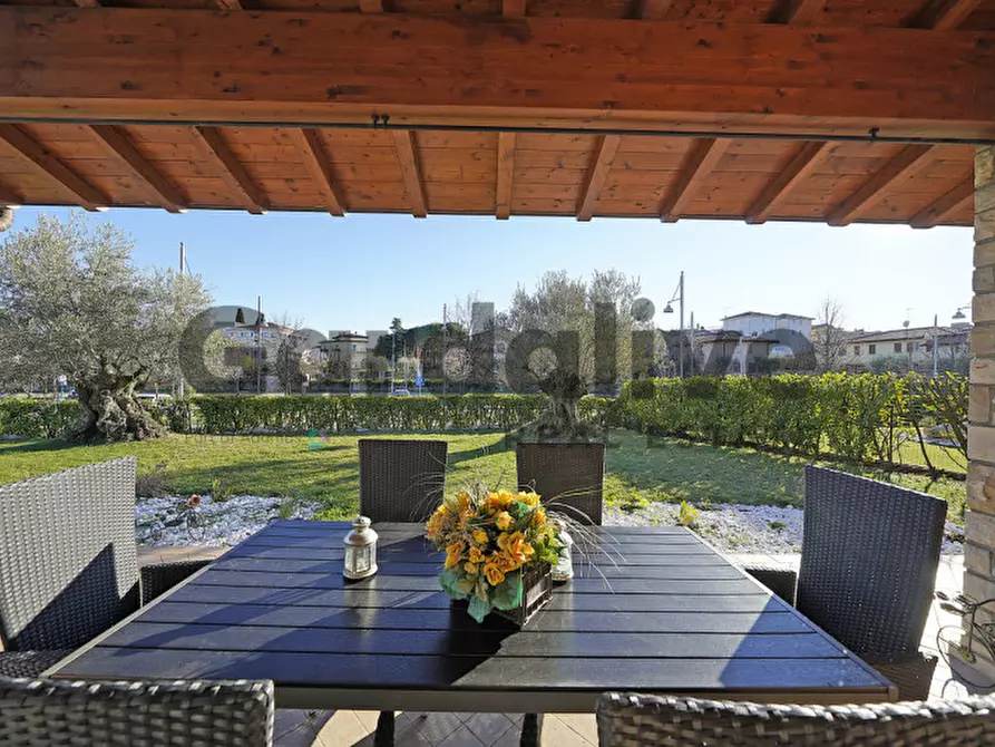Immagine 3 di Villa in vendita  a Moniga Del Garda