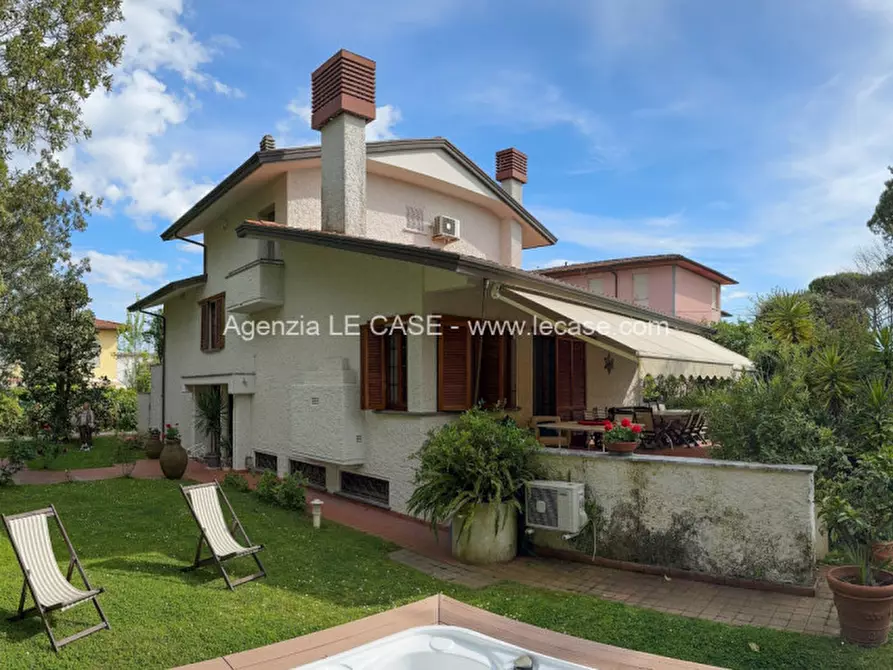 Immagine 1 di Villa in affitto  in via Vanzetti 17 a Forte Dei Marmi