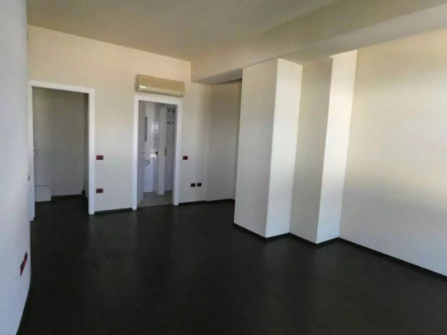 Immagine 4 di Negozio in vendita  a Vallefoglia