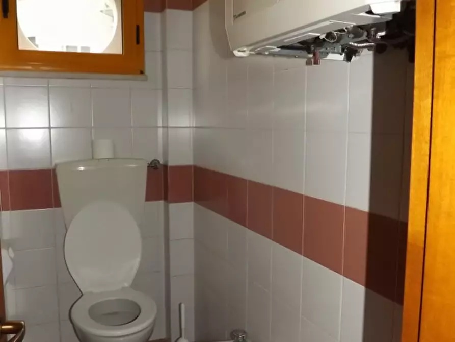 Immagine 4 di Negozio in vendita  a Senigallia