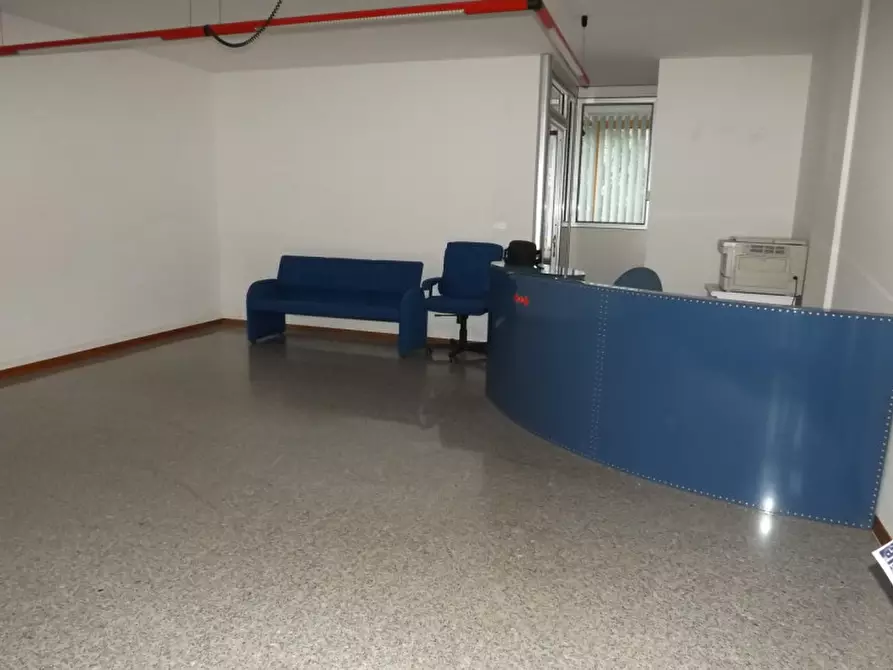 Immagine 10 di Negozio in vendita  a Senigallia