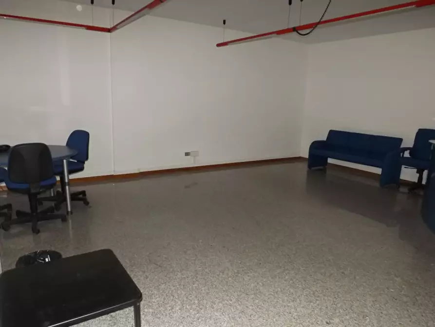 Immagine 11 di Negozio in vendita  a Senigallia