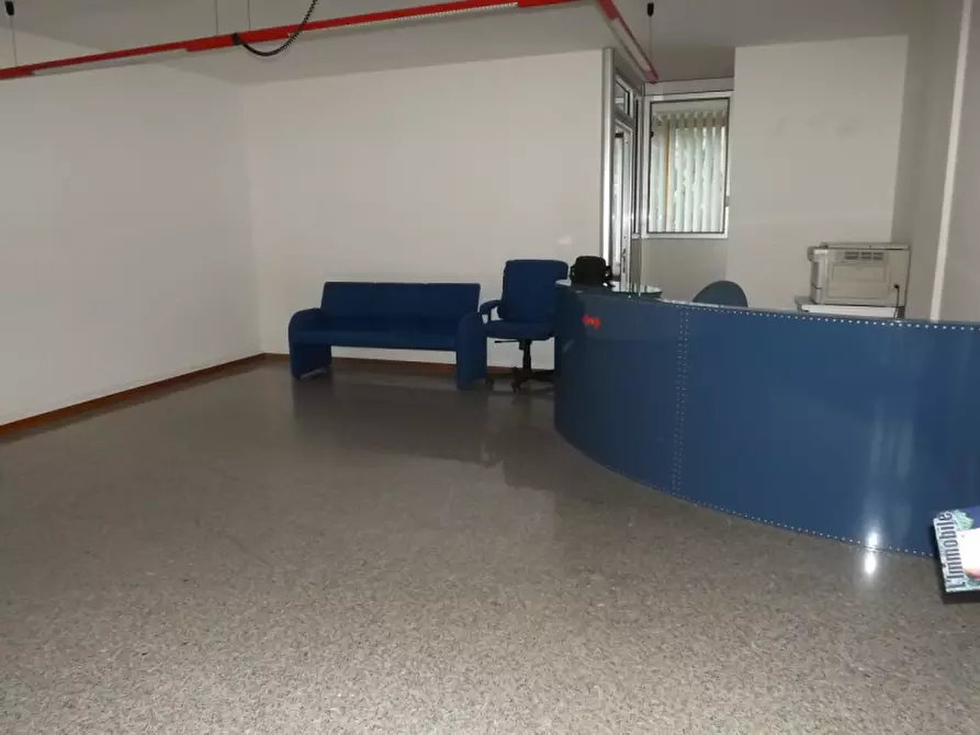 Immagine 12 di Negozio in vendita  a Senigallia