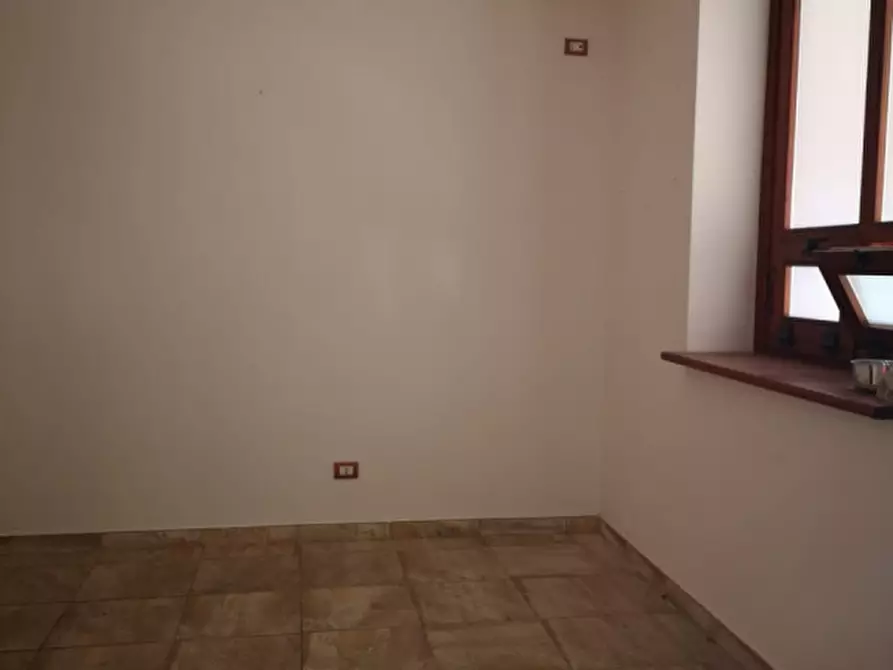 Immagine 11 di Negozio in vendita  in Via Tavoliello a Eboli