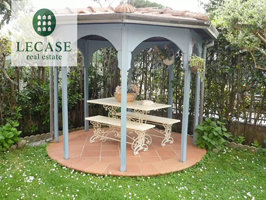 Immagine 7 di Villa in vendita  in via Carducci 17 a Forte Dei Marmi