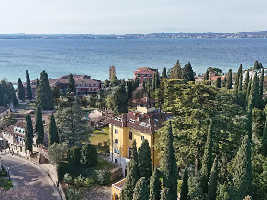 Immagine 2 di Villa in vendita  in Via Caio Valerio Catullo a Sirmione