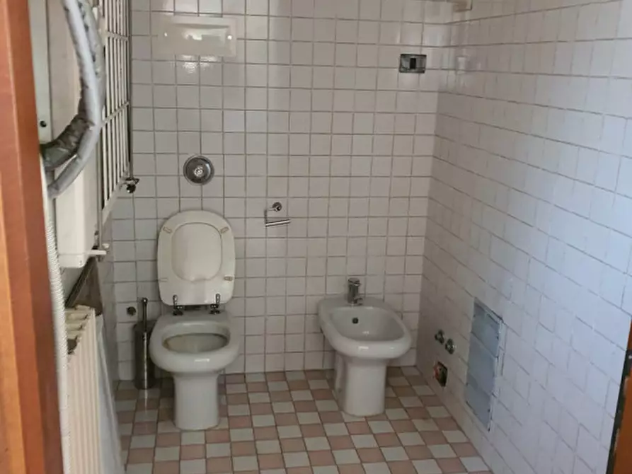 Immagine 4 di Negozio in vendita  in Piazzetta Modin 133 a Padova