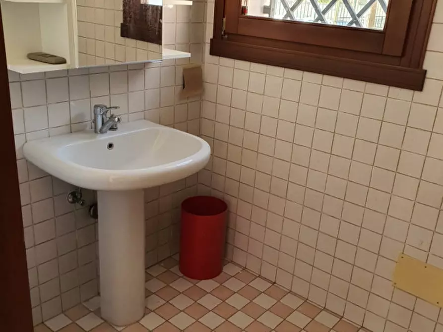 Immagine 5 di Negozio in vendita  in Piazzetta Modin 133 a Padova