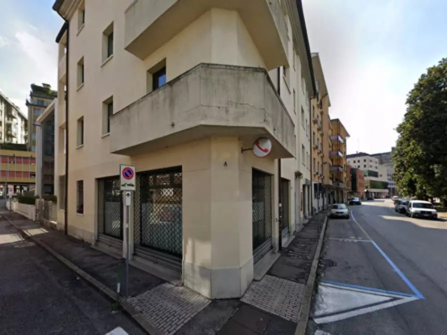 Immagine 1 di Negozio in vendita  in Via Rezzonico 26 b a Padova