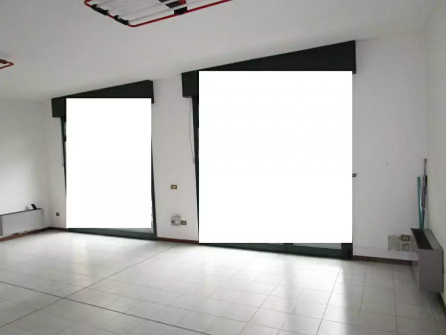 Immagine 2 di Negozio in vendita  in Via Rezzonico 26 b a Padova