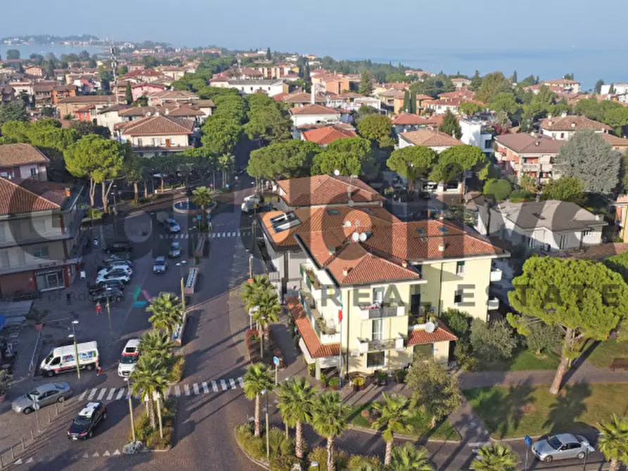 Immagine 3 di Appartamento in vendita  in Piazza Unità d'Italia 2 a Sirmione