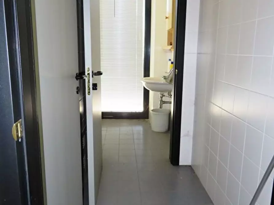 Immagine 7 di Negozio in vendita  in via quasimodo a Castel Maggiore