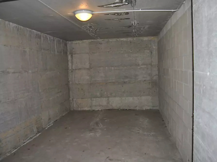 Immagine 2 di Garage in vendita  in corso torino a Alba