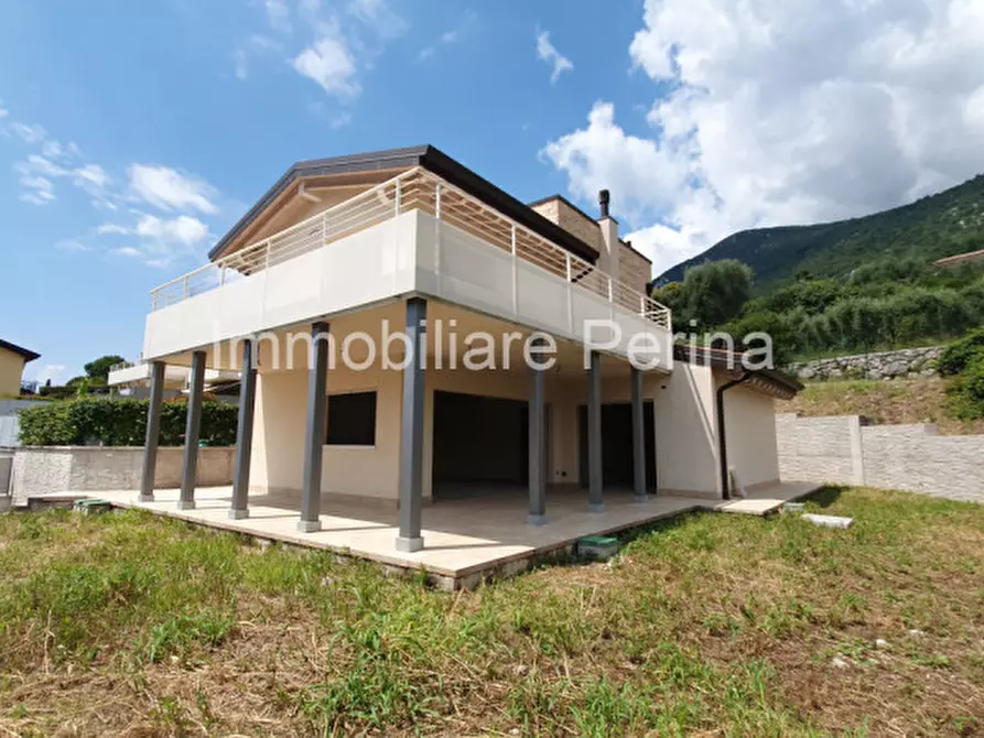 Immagine 1 di Villa in vendita  in Via Caduti di Nassiriya a Caprino Veronese