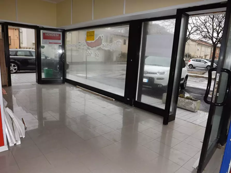 Immagine 4 di Negozio in vendita  a Senigallia
