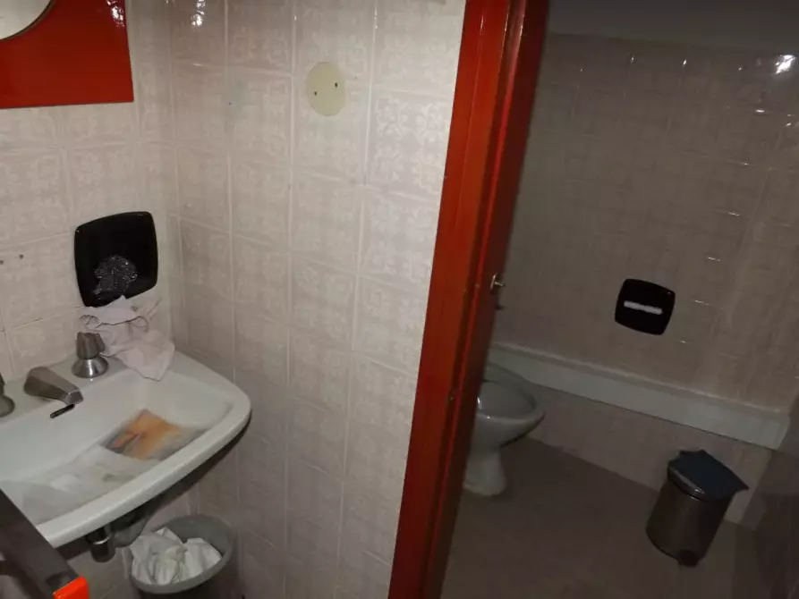 Immagine 6 di Negozio in vendita  a Senigallia