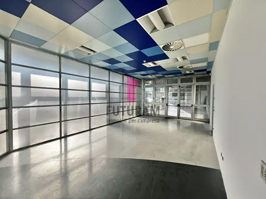 Immagine 20 di Negozio in vendita  a Vicenza