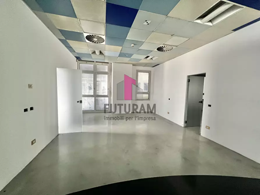 Immagine 21 di Negozio in vendita  a Vicenza