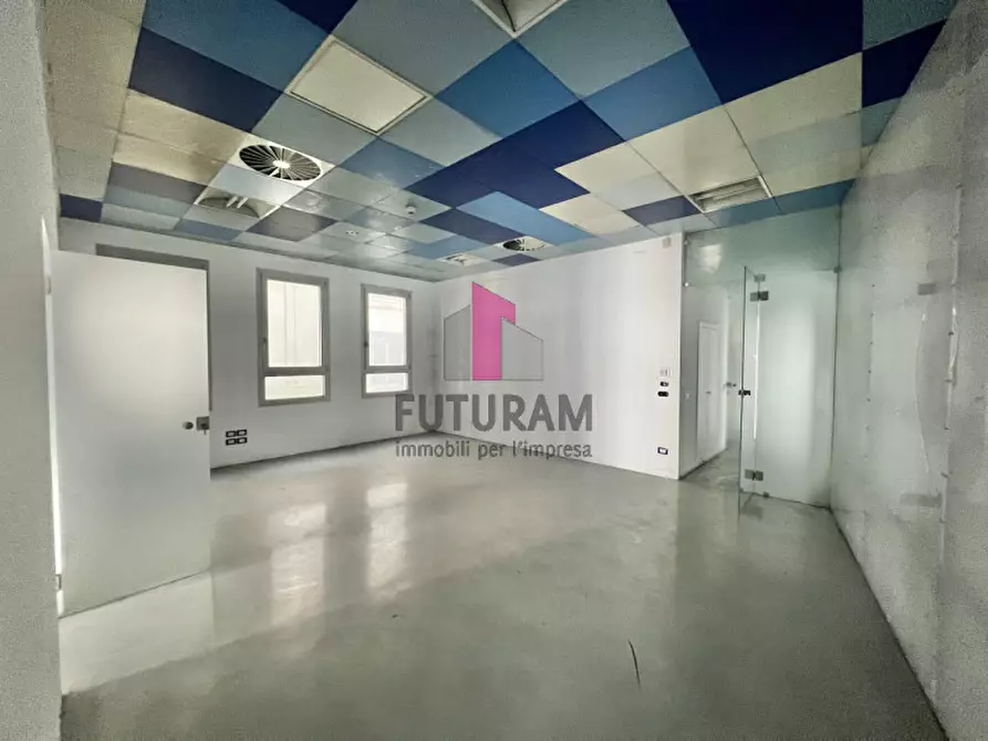 Immagine 22 di Negozio in vendita  a Vicenza