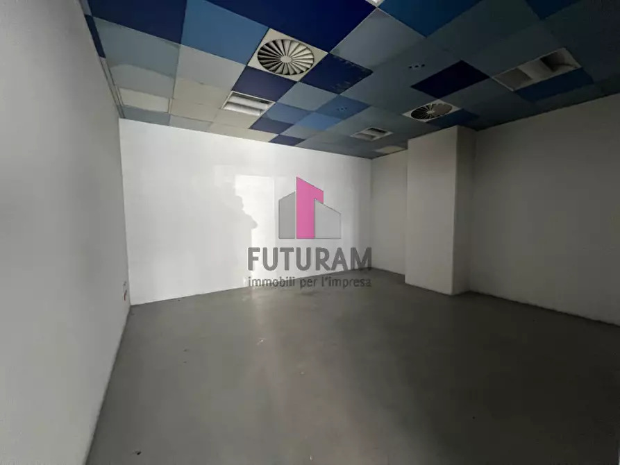 Immagine 24 di Negozio in vendita  a Vicenza