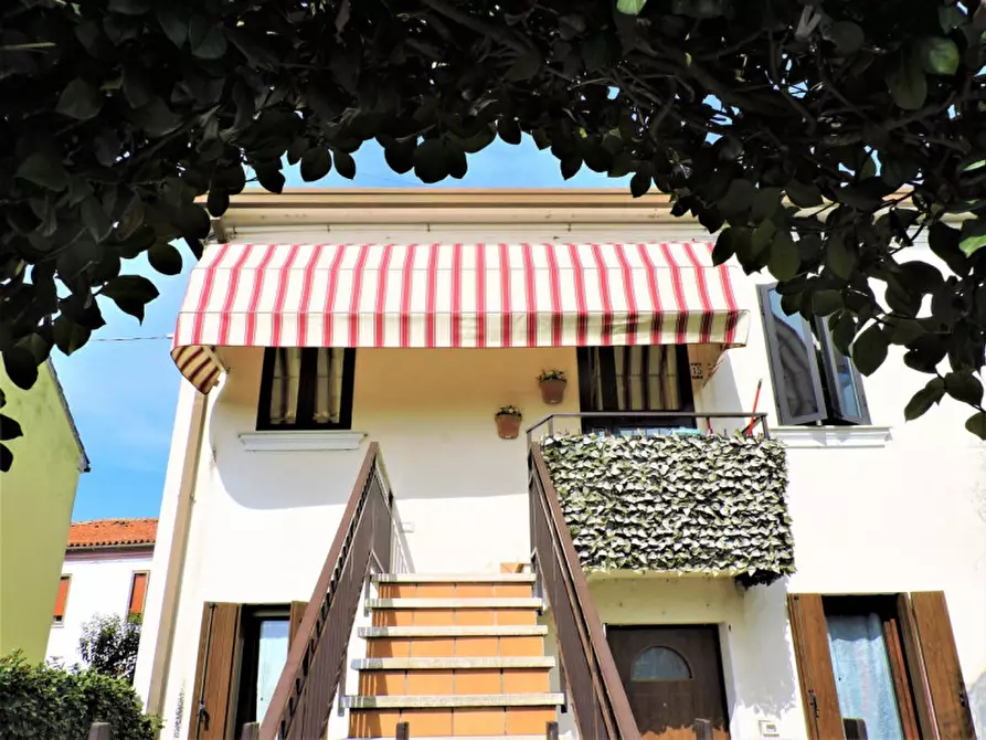 Immagine 1 di Casa bifamiliare in vendita  in Valliera, via Don Luigi Sturzo a Adria