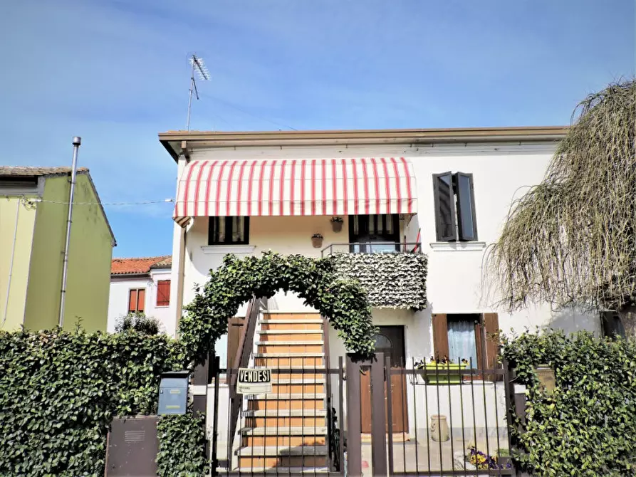 Immagine 2 di Casa bifamiliare in vendita  in Valliera, via Don Luigi Sturzo a Adria