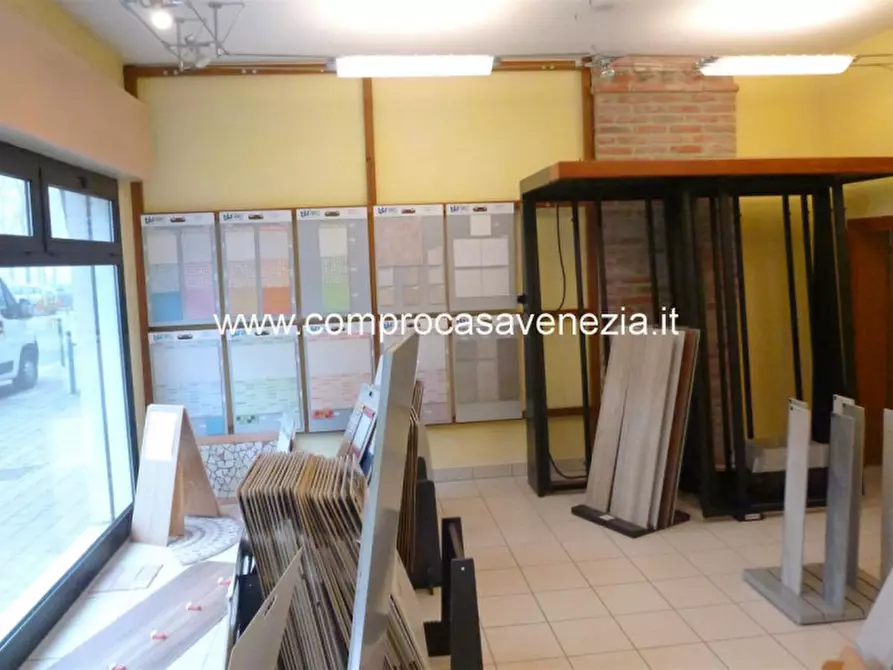 Immagine 2 di Negozio in vendita  in via castellana a Venezia