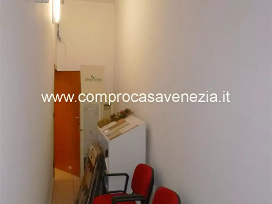 Immagine 5 di Negozio in vendita  in via castellana a Venezia