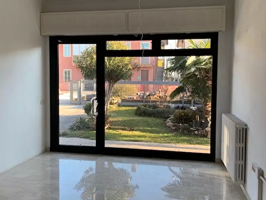 Immagine 2 di Negozio in affitto  a Cervarese Santa Croce