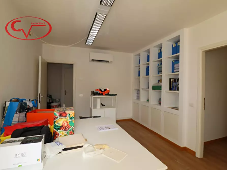 Immagine 1 di Ufficio in vendita  in Via Ammiraglio Burzagli a Montevarchi