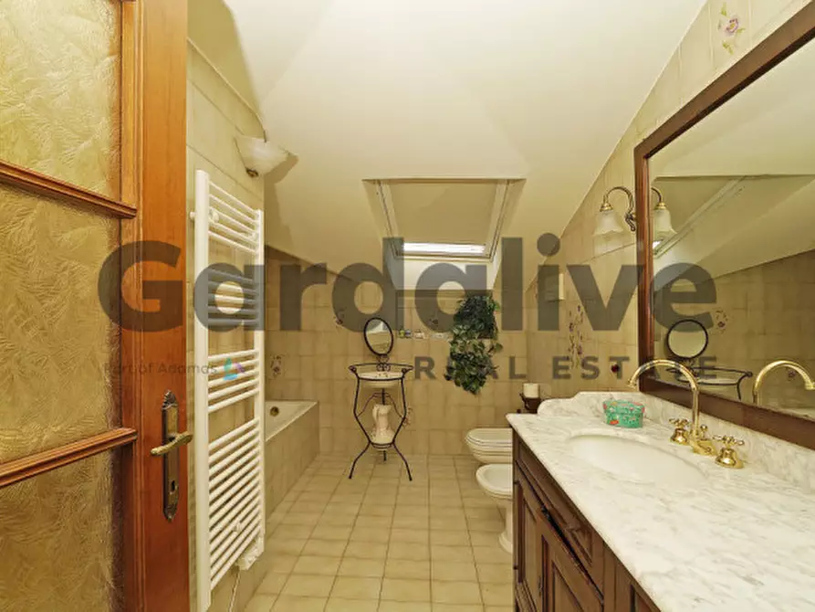 Immagine 24 di Appartamento in vendita  in Via G. Rovetta a Padenghe Sul Garda