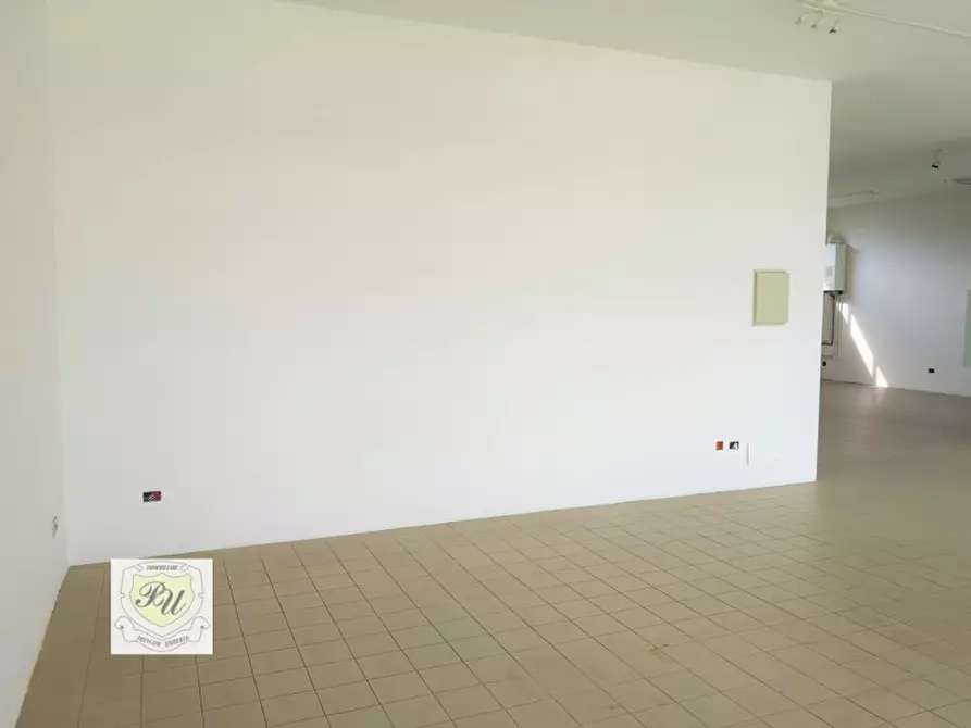 Immagine 2 di Negozio in vendita  a Este