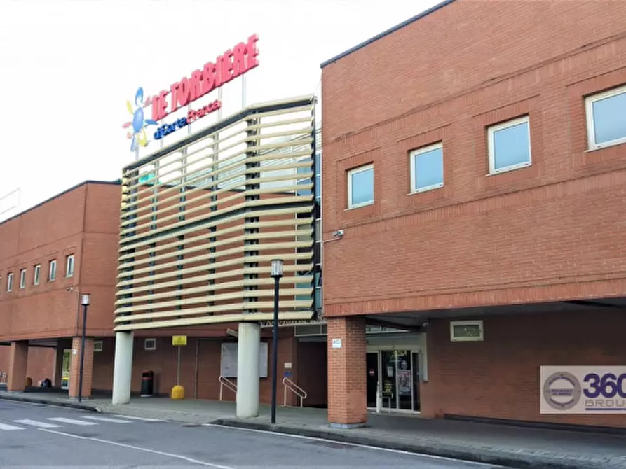 Immagine 2 di Negozio in affitto  in via roma a Corte Franca