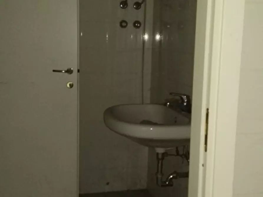 Immagine 12 di Negozio in affitto  in via roma a Corte Franca