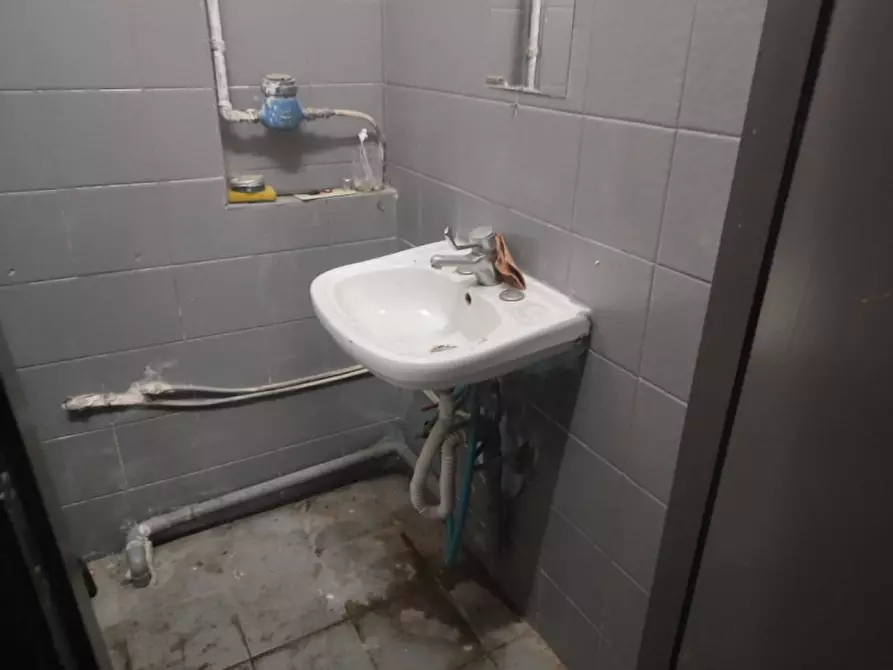 Immagine 29 di Negozio in affitto  in Vico Nocelle 45 a Napoli