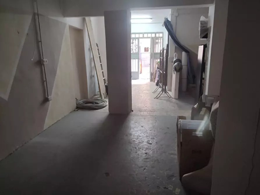 Immagine 30 di Negozio in affitto  in Vico Nocelle 45 a Napoli