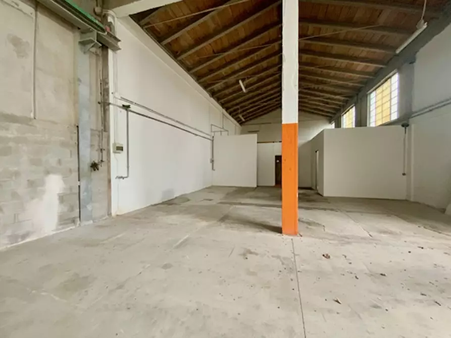 Immagine 2 di Capannone industriale in vendita  a Rubano