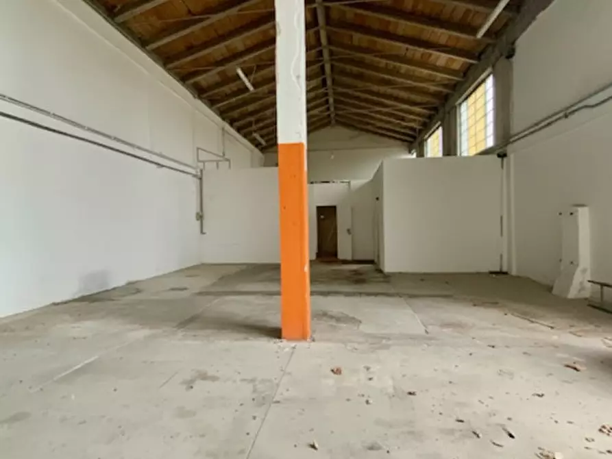 Immagine 8 di Capannone industriale in vendita  a Rubano